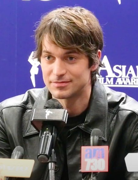 Lucas Bravo, nel cast