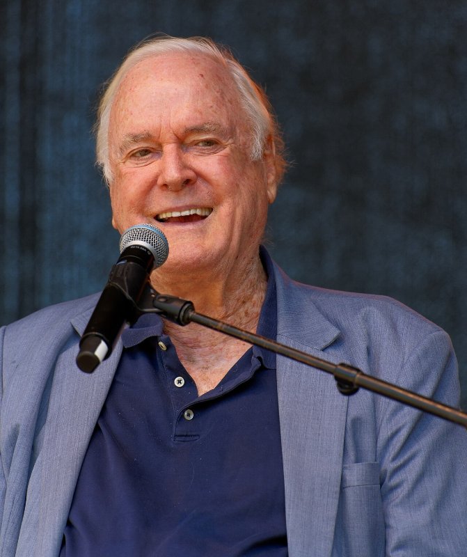 John Cleese, nel cast